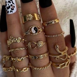 So, what about that ring bling? Add some spice to your nail lyfe!